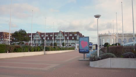 Rue-Lucien-Barriere-Donde-Se-Colocó-La-Alfombra-Roja-Del-Festival-De-Cine-Americano-De-Deauville-En-El-Cid-En-Deauville,-Francia