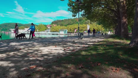 Menschen-Genießen-Einen-Schönen-Tag-Bei-Einem-Spaziergang-Am-Ufer-Des-Wörthersees