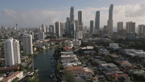 5-De-Febrero-De-2023---Vistas-Aéreas-Sobre-El-Paraíso-De-Los-Surfistas,-Gold-Coast,-Queensland,-Australia