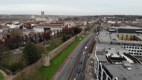 Drohnenaufnahme-Der-Stadtmauer-Und-Der-Stark-Befahrenen-Straße-In-Canterbury,-Kent,-Großbritannien