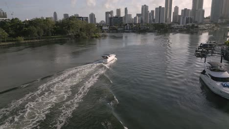 5-De-Febrero-De-2023---Vistas-Aéreas-Sobre-Un-Barco-En-El-Río-Nerang-En-Surfers-Paradise,-Gold-Coast,-Queensland,-Australia