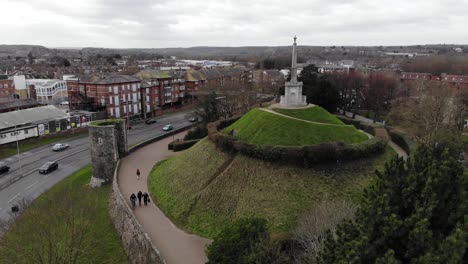 Touristen-Spazieren-Entlang-Der-Stadtmauer-Neben-Dem-Simmons-Memorial-In-Canterbury,-Kent,-Großbritannien