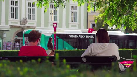 Dos-Mujeres-Están-Sentadas-En-Un-Banco-En-El-Parque-Landhaus