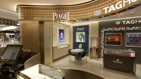 Dentro-De-La-Lujosa-Tienda-De-Relojes-Piaget,-Ventas,-Asientos-Para-Clientes,-Exhibición-De-Escaparate.