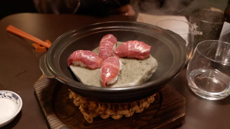 Carne-Wagyu-Y-Arroz-Sazonados-En-Un-Tazón-Al-Vapor-En-Un-Restaurante-Minimalista-De-Vanguardia