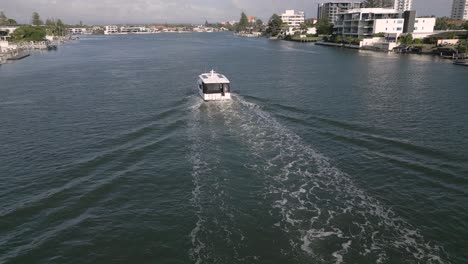 5-De-Febrero-De-2023---Vistas-Aéreas-Sobre-El-Barco-En-El-Canal-En-Surfers-Paradise,-Gold-Coast,-Queensland,-Australia