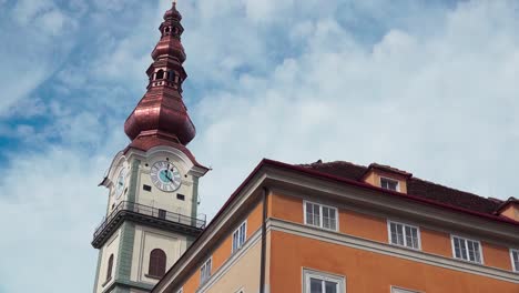 Parte-Del-Antiguo-Ayuntamiento,-Hoy-Llamado-Palais-Rosenberg-Y-Torre-De-La-Iglesia-Parroquial-En-Klagenfurt