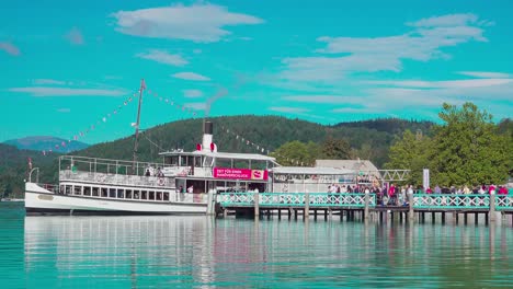 Passagiere-Besteigen-An-Einem-Schönen-Und-Sonnigen-Tag-Ein-Dampfschiff-Auf-Dem-Wörthersee-Für-Eine-Bootsfahrt