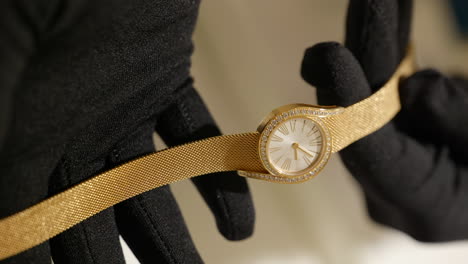 Vertikale-Verkäuferzeiger-Zeigen-Elegante,-Goldglitzernde-Piaget-Armbanduhr-Zifferblattdetails-Und-Handwerkskunst