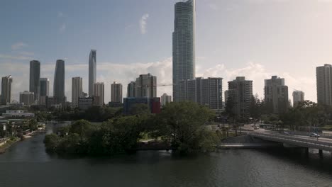 5-De-Febrero-De-2023---Vistas-Aéreas-Sobre-El-Paraíso-De-Los-Surfistas,-Gold-Coast,-Queensland,-Australia