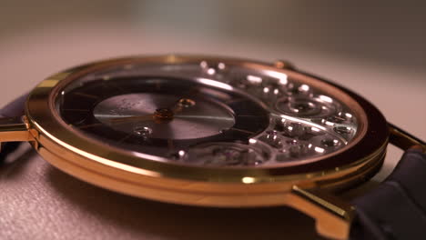 Iluminación-Brillando-Alrededor-Del-Elegante-Reloj-De-Pulsera-Mecánico-Dorado-Piaget-Con-Correa-De-Cuero-De-Cerca