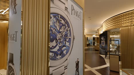 Lujoso-Interior-De-La-Tienda-De-Relojes-Dorados-Moviéndose-Alrededor-De-La-Exhibición-De-Ventas-De-Relojes-De-Pulsera-Mecánicos-Piaget