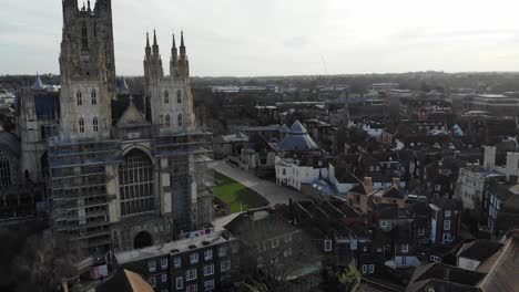 Tiro-De-Dron-Giratorio-De-La-Catedral-De-Canterbury-En-Un-Frío-Día-De-Invierno-En-Kent,-Reino-Unido