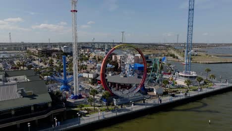 Vista-Aérea-Alrededor-De-La-Bengala-Una-Montaña-Rusa-De-Siete-Pisos-En-El-Paseo-Marítimo-De-Kemah,-En-El-Soleado-Texas,-Ee.uu.