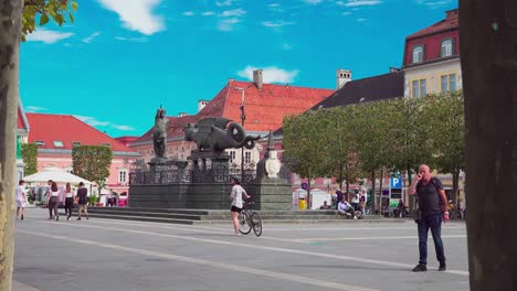 Una-Vista-De-Neuer-Platz-Con-Su-Fuente-De-Dragón-En-El-Centro-De-La-Ciudad-De-Klagenfurt