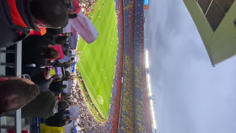 Los-Hinchas-Verticales-Del-Barcelona-Crean-Un-Anillo-De-Color-De-Mosaico-De-Estadio-Completo-Alrededor-De-Un-Campo-Famoso-Con-Una-Atmósfera-De-Apoyo