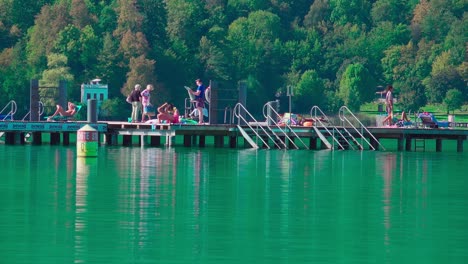 Menschen-Genießen-Einen-Tag-Im-Strandbad-Am-Wörthersee,-Klagenfurt,-Kärnten,-Österreich