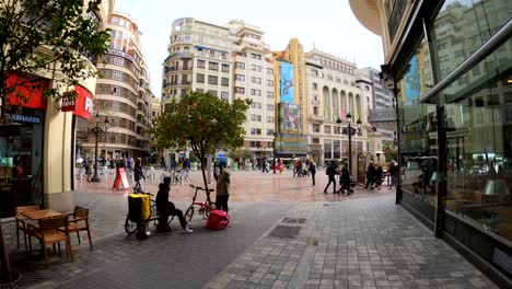 Foodpanda-Y-Glovo-Delivery-Food-Courier-Tomando-Un-Descanso-En-El-Centro-De-La-Ciudad-De-Valencia,-España