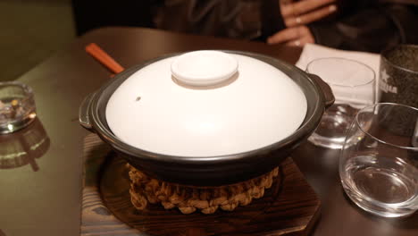 Agua-Añadida-Al-Tazón-De-Vapor-De-Carne-Y-Arroz-Wagyu-En-Un-Restaurante-Vanguardista-Mínimo