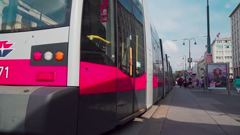 Zwei-Straßenbahnen-Fahren-Von-Den-Haltestellen-Am-Opernring-Im-Herzen-Wiens-Ab