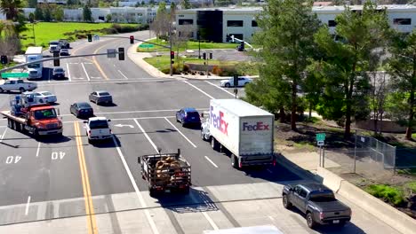 Camión-Fedex-Y-Tráfico-De-Intersección-En-Calles-Suburbanas-De-Los-Angeles-Ca-Usa,-Vista-Estática