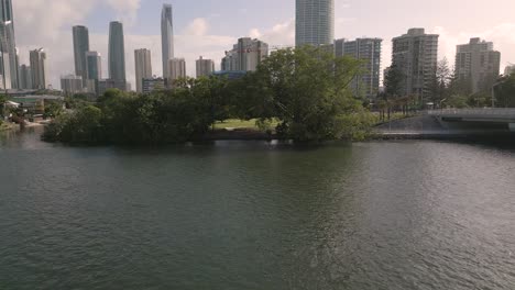 5-De-Febrero-De-2023---Vistas-Aéreas-Sobre-El-Paraíso-De-Los-Surfistas,-Gold-Coast,-Queensland,-Australia