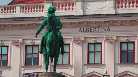 Acercándonos-Al-Monumento-Del-Archiduque-Albrecht-Frente-Al-Museo-Albertina-En-El-Centro-De-Viena