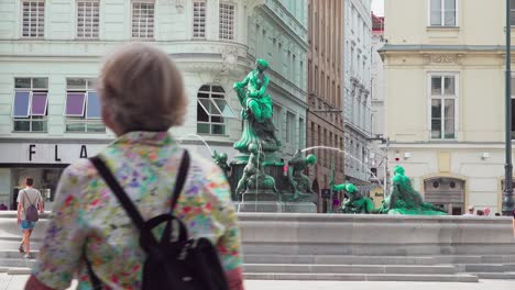 Donnerbrunnen-Es-Una-Fuente-Del-Siglo-XVIII-En-El-Famoso-Neuer-Markt-De-Viena-Y-Presenta-Múltiples-Estatuas-Alegóricas