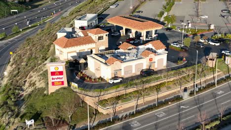 Vista-De-órbita-Aérea-Cadena-De-Comida-Rápida-Mcdonalds-A-Través-Del-Restaurante-En-La-Soleada-California