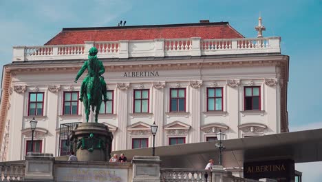 El-Monumento-Del-Archiduque-Albrecht-Frente-Al-Museo-Albertina-En-El-Centro-De-La-Ciudad-De-Viena