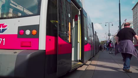 La-Gente-Está-Subiendo-Y-Bajando-De-Los-Tranvías-En-Una-Parada-En-Opernring-En-Viena