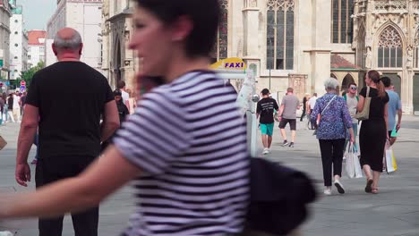 Ein-Laufrad,-Das-Stadtrundfahrten-Auf-Dem-Stephansplatz-Bewirbt