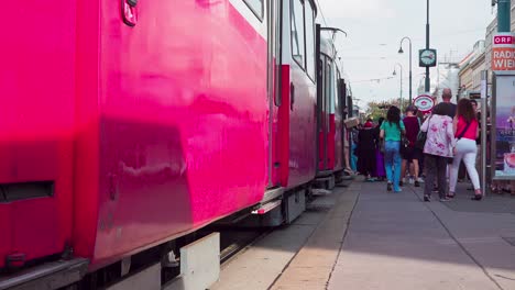 Menschen-Steigen-An-Einer-Straßenbahnhaltestelle-Am-Opernring-In-Wien-In-Eine-Straßenbahn-Ein-Und-Aus