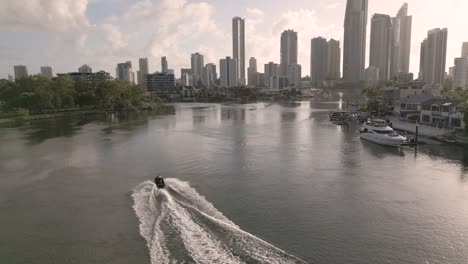 5-De-Febrero-De-2023---Vistas-Aéreas-Sobre-Jetski-En-El-Río-Nerang-En-Surfers-Paradise,-Gold-Coast,-Queensland,-Australia