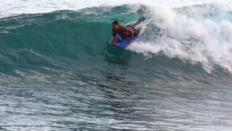 Bodyboarder-De-Cámara-Lenta-Tallando-A-Través-Del-Lavado-Blanco-En-Una-Ola