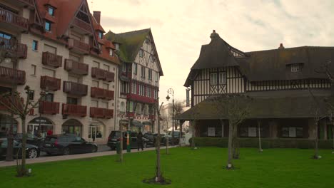 Una-Vista-De-La-Arquitectura-De-Entramado-De-Madera-En-El-Centro-De-La-Ciudad-De-Deauville,-Francia