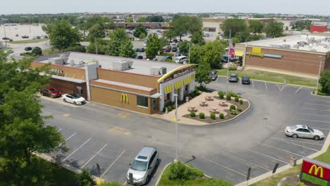 Vista-De-Pájaro-Del-Moderno-Restaurante-Mcdonald&#39;s-El-Día-De-Verano-En-América-Del-Norte