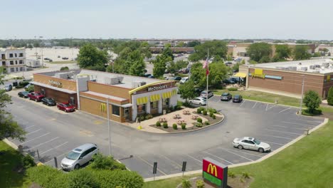 Drone-Orbita-Sobre-El-Restaurante-De-Comida-Rápida-Mcdonald&#39;s-Con-Concurrido-Drive-Thru