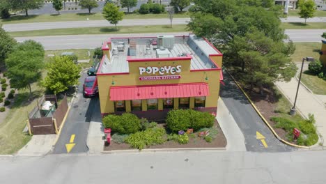 Toma-Aérea-De-Establecimiento,-Popeyes-Louisiana-Cocina-Empresa-De-Restaurante-De-Comida-Rápida-En-Estados-Unidos