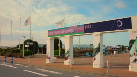 Puerta-De-Entrada-Led-Al-Centro-De-Convenciones-Durante-El-Festival-De-Cine-Americano-De-Deauville-En-Deauville,-Francia