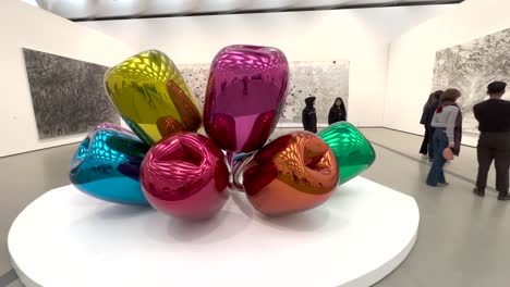 Tulpenskulptur-Von-Jeff-Koons-Im-Broad-Museum-In-Los-Angeles,-Kalifornien