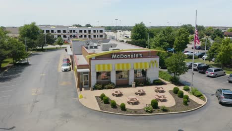 Restaurante-De-Comida-Rápida-Mcdonald&#39;s---Disparo-De-Dron-En-órbita