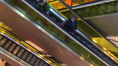 Lapso-De-Tiempo-De-Escaleras-Mecánicas-O-Escaleras-Móviles-En-El-Centro-Comercial-Durante-La-Temporada-Navideña-Con-Personas