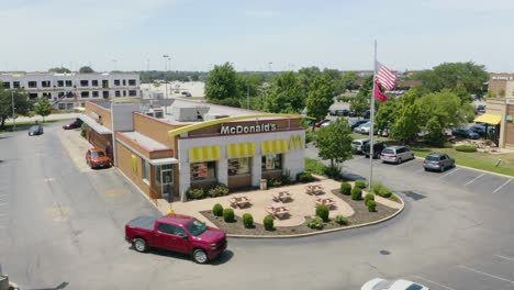 Feste-Luftaufnahme-Von-McDonald&#39;s-An-Einem-Typischen-Sommertag-In-Den-Vereinigten-Staaten