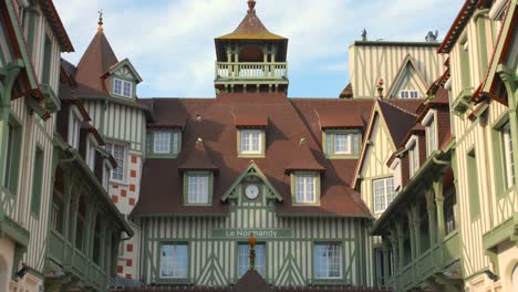 Fachwerk-Außendesign-Des-Luxuriösen-Hotels-Barrière-Le-Normandy-In-Deauville-In-Frankreich