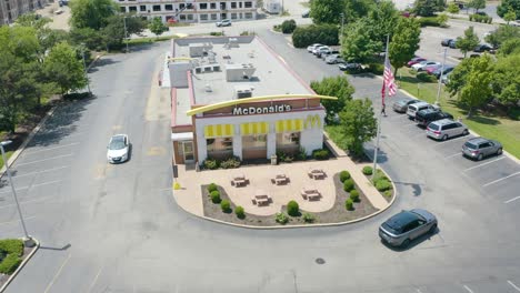 Vista-Aérea-Del-Restaurante-De-Comida-Rápida-Mcdonald&#39;s-En-La-Ciudad-Americana