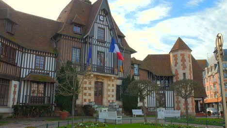 Restaurierter-Neonormannischer-Stil-Der-Rathausarchitektur-In-Deauville,-Frankreich