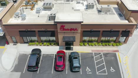 Vista-Aérea-Del-Cliente-Que-Llega-A-Chick-fil-a-Para-Recoger-Comida-Rápida