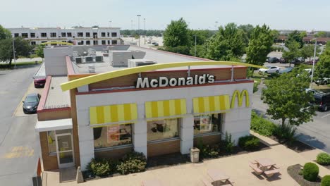 Toma-De-Establecimiento-Del-Restaurante-De-Comida-Rápida-Mcdonald&#39;s-El-Día-De-Verano