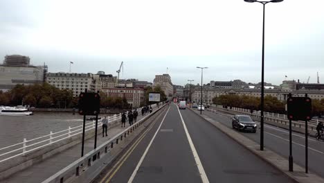 London,-England---25.-Oktober-2019:-Blick-Aus-Der-Ersten-Person-Auf-Die-Busfahrt-über-Die-Londoner-Waterloo-Bridge-Während-Des-Tages